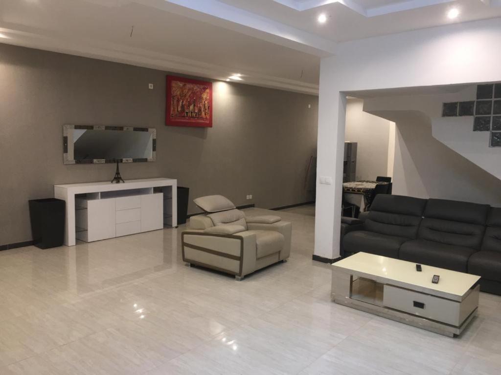 Saly - Villa Kage 6 Chambres -Clim-Wifi-Eau Chaude-Billard-Babyfoot-Ping Pong-Canal - Electricite Non Comprise Exterior photo