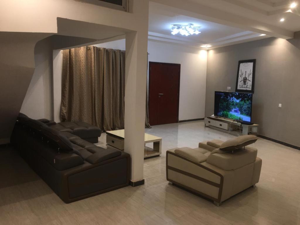 Saly - Villa Kage 6 Chambres -Clim-Wifi-Eau Chaude-Billard-Babyfoot-Ping Pong-Canal - Electricite Non Comprise Exterior photo
