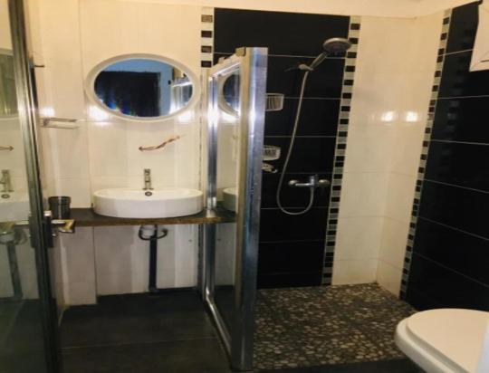 Saly - Villa Kage 6 Chambres -Clim-Wifi-Eau Chaude-Billard-Babyfoot-Ping Pong-Canal - Electricite Non Comprise Exterior photo