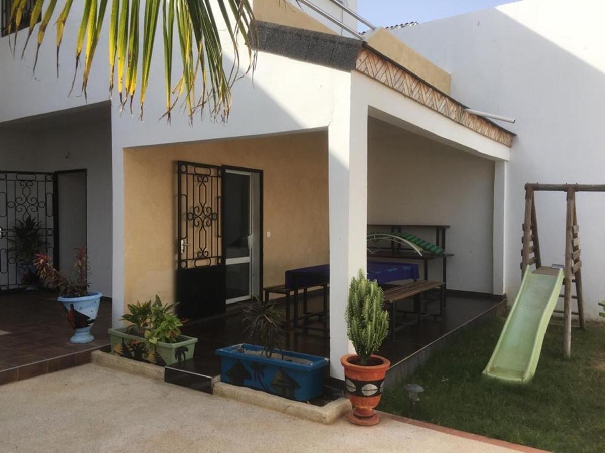 Saly - Villa Kage 6 Chambres -Clim-Wifi-Eau Chaude-Billard-Babyfoot-Ping Pong-Canal - Electricite Non Comprise Exterior photo
